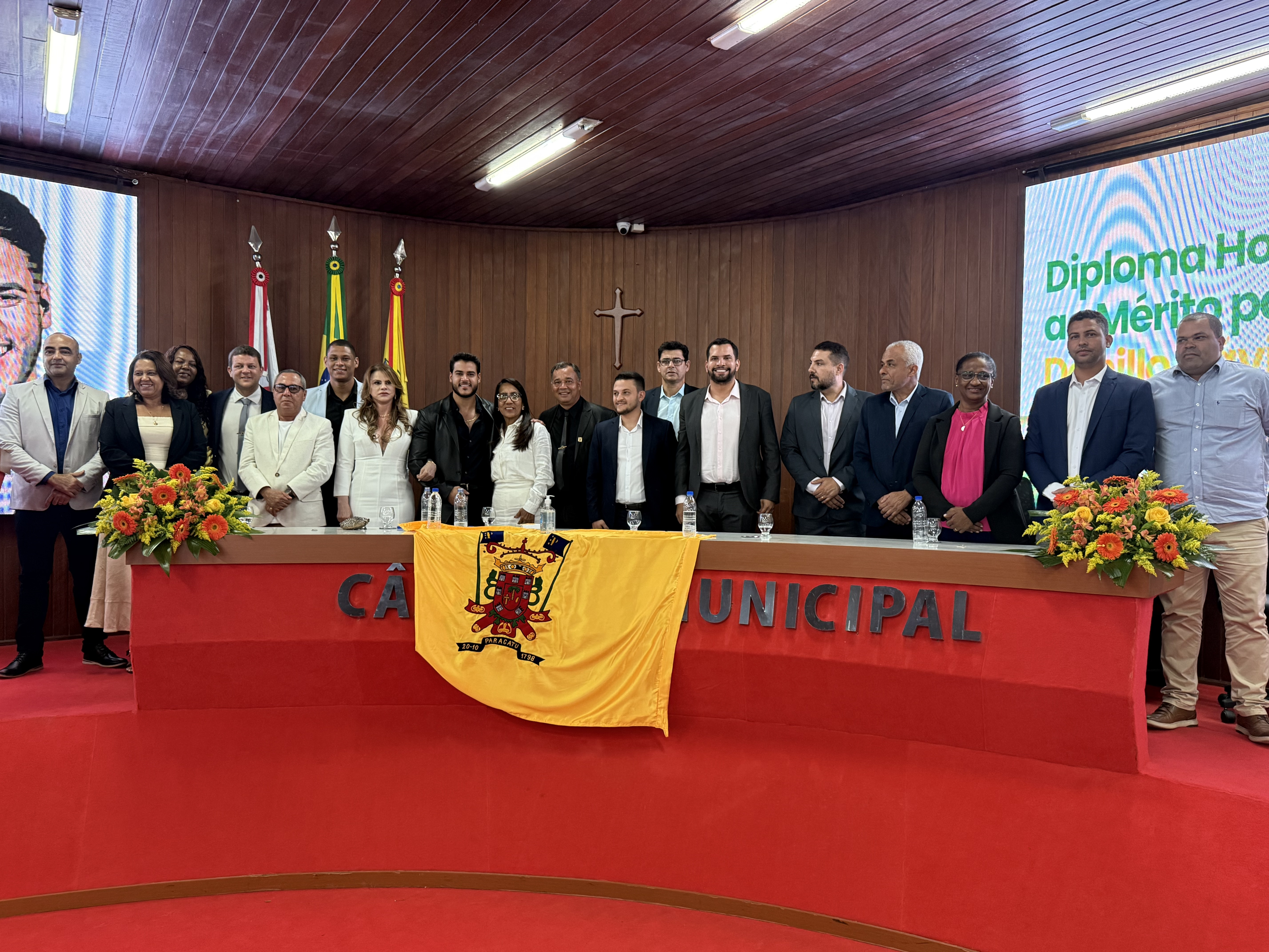 Câmara Municipal de Paracatu homenageia Danillo Dávilla, compositor do hit nacional “Apaga, Apaga, Apaga”